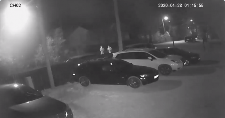 ВИДЕО: двое мужчин разбили стекла машины в Вецмилгрависе