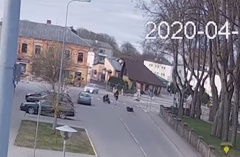 Мотороллер «сбежал» от водителя и на полном ходу врезался в магазин (ВИДЕО)