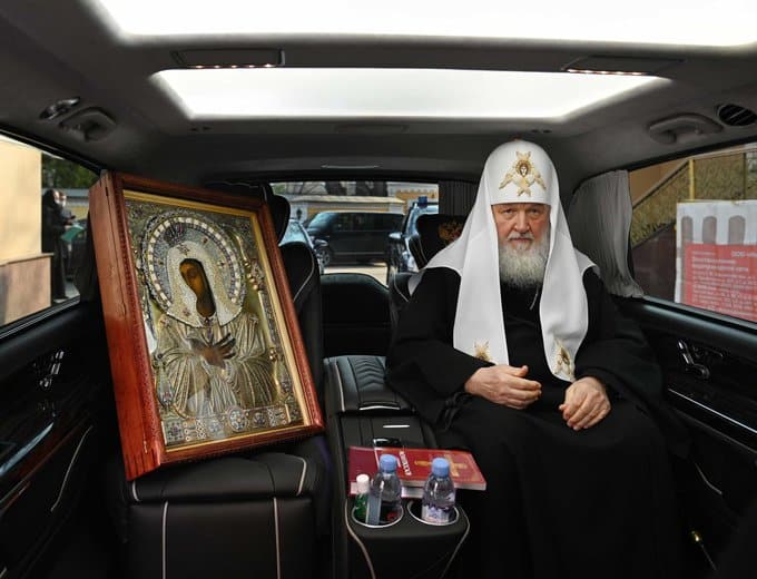 Патриарх Кирилл на «мерседессе» с мигалками совершил крестный ход во избавление от коронавируса