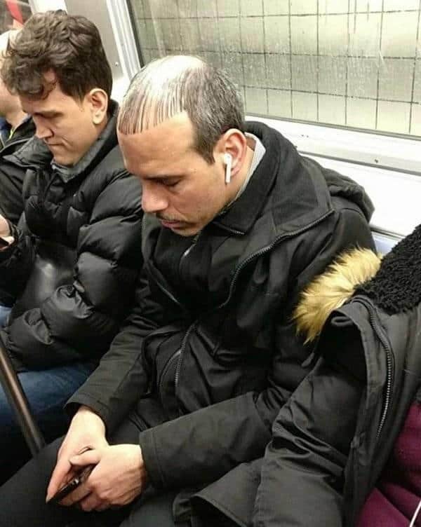 сужчина прячет лысину