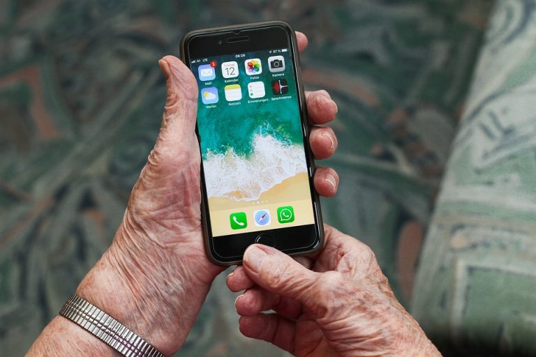 Слушатель Baltkom: моя 80-летняя мама научилась пользоваться WhatsApp, чтобы читать внукам сказки