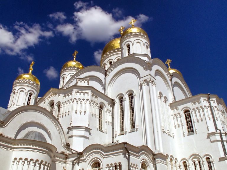 Стены храма не спасут: священник признал возможность заразиться COVID-19 в церкви