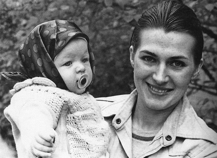 Бабушка Дрю Бэрримор, Пабло Пикассо и молоденькая Анджелина Джоли в подборке интереснейших исторических фотографий