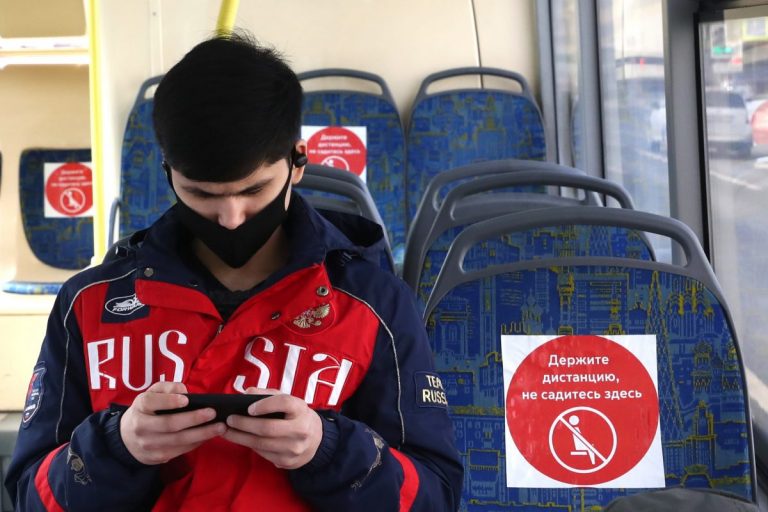 Разноцветные пропуска, QR-коды и смс: в России пытаются контролировать самоизоляцию
