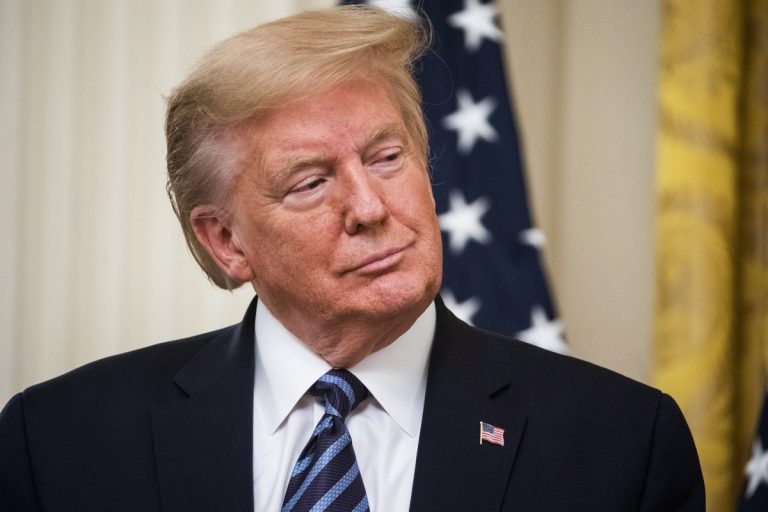 Трамп заявил, что коронавирус — из китайской лаборатории. Разведка с ним не согласна