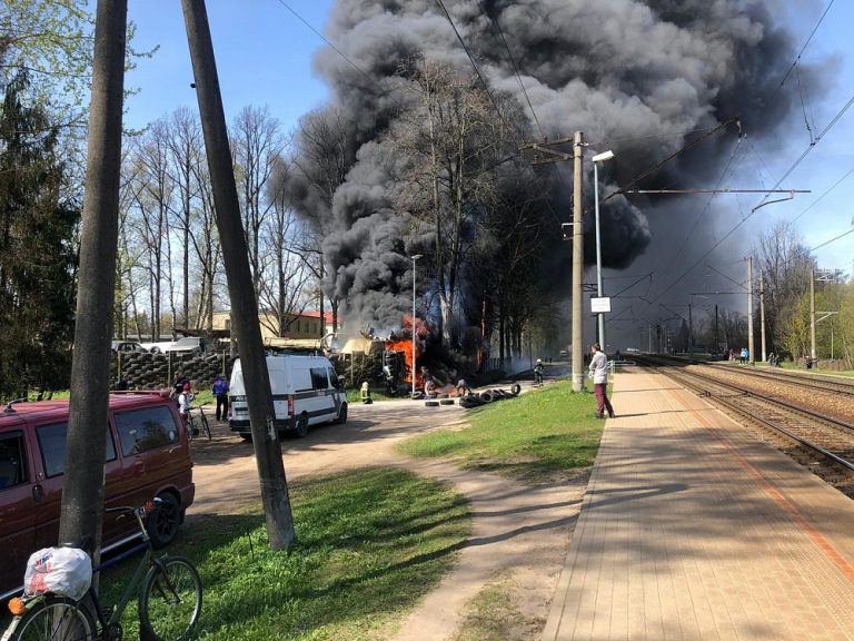 ВИДЕО: пожар в Огре — горят покрышки, машины и деревья