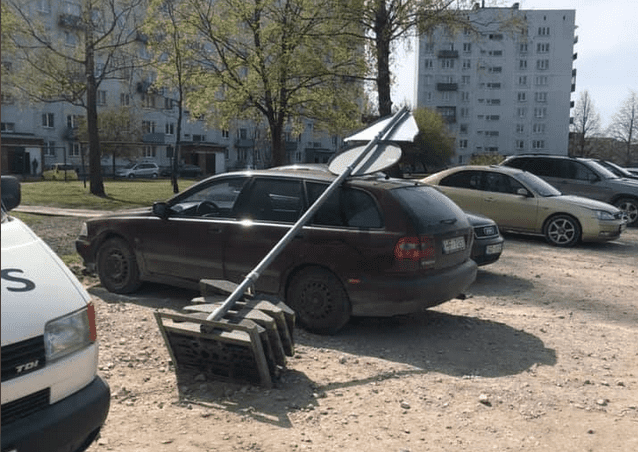 Не повезло: в Елгаве из-за ветра на машину упал дорожный знак