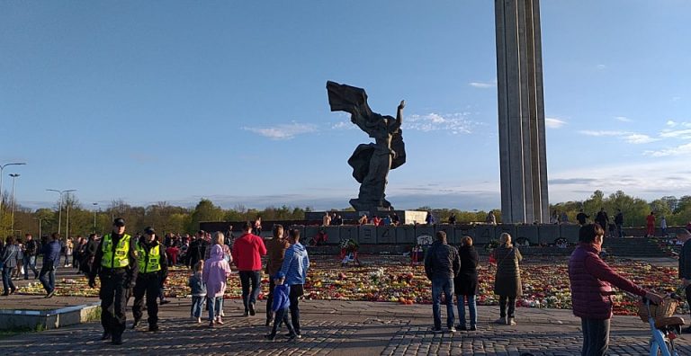 ХРОНИКИ COVID-19: главу МВД отчитывают за 9 мая, американцы против масок, Европа оживает, сильнейший снегопад