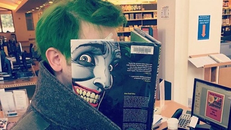 Сотрудники французского книжного магазина нашли необычный способ оживить обложки популярных романов