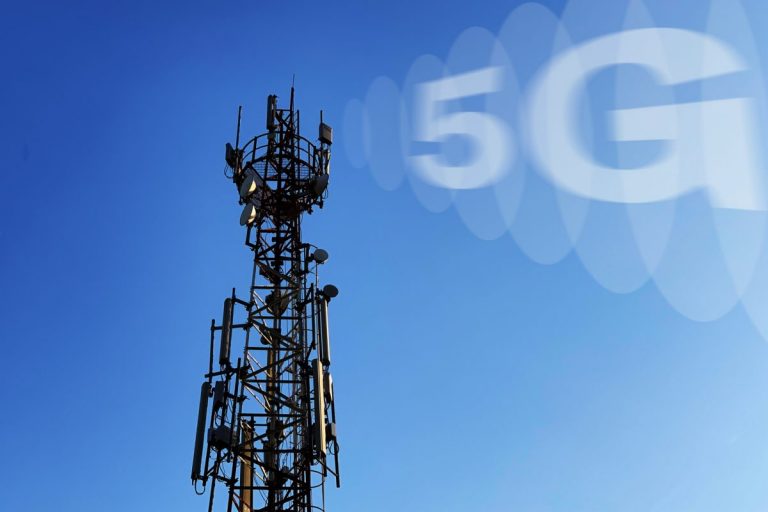 Опасность конспирологии: противники сетей 5G начали нападать на людей
