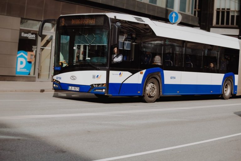 Rīgas satiksme готова возобновлять льготы в общественном транспорте