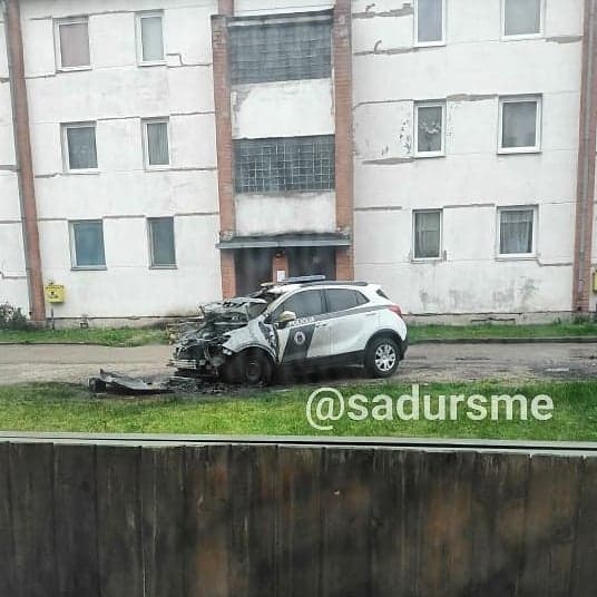 ФОТО: в Яунелгаве ночью сгорела полицейская машина