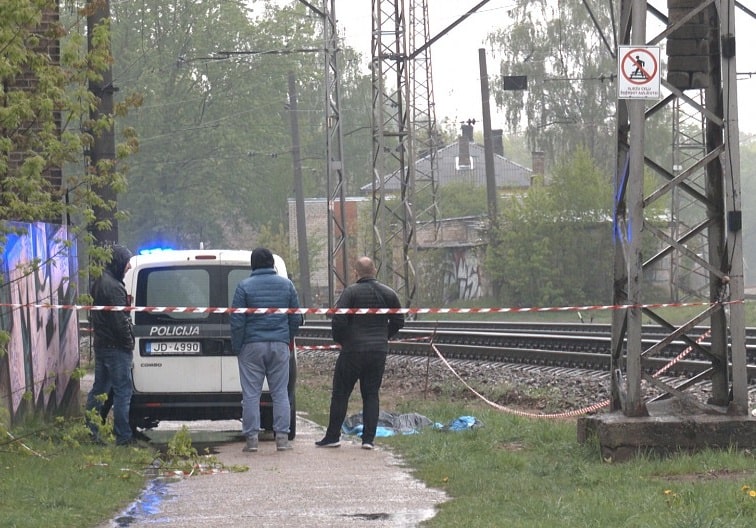 Трагедия в Пардаугаве: молодая женщина могла намеренно попасть под поезд