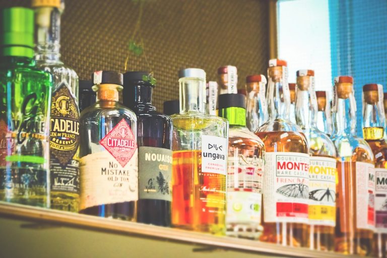 Стали меньше пить? В Латвии упали продажи алкоголя