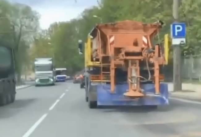 ВИДЕО: в Риге спецтехника посыпает улицу песком, или «куда уходят наши налоги»