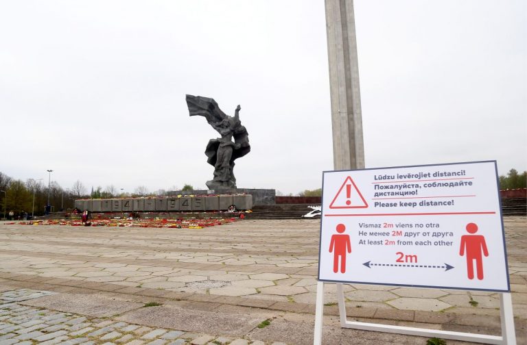 ХРОНИКИ COVID-19: Балтия открывает границы, Домбрава ждет извинений за 9 мая, масочные рейды в транспорте, холод задерживается