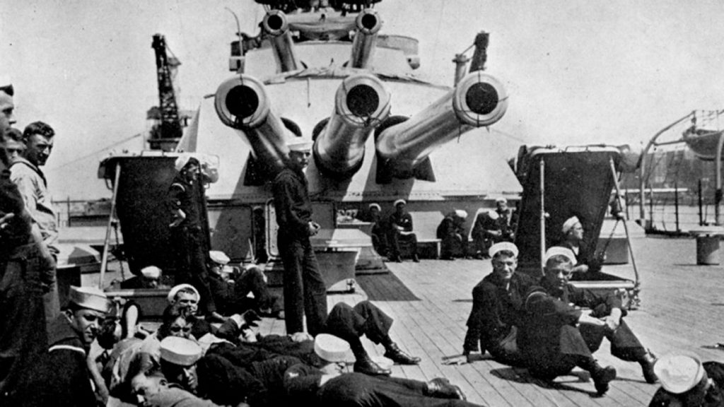 Бисмарк корабль экипаж. Экипаж линкора худ. Линкор парижская коммуна 1935. Мусаси линкор. Линейный корабль канада.