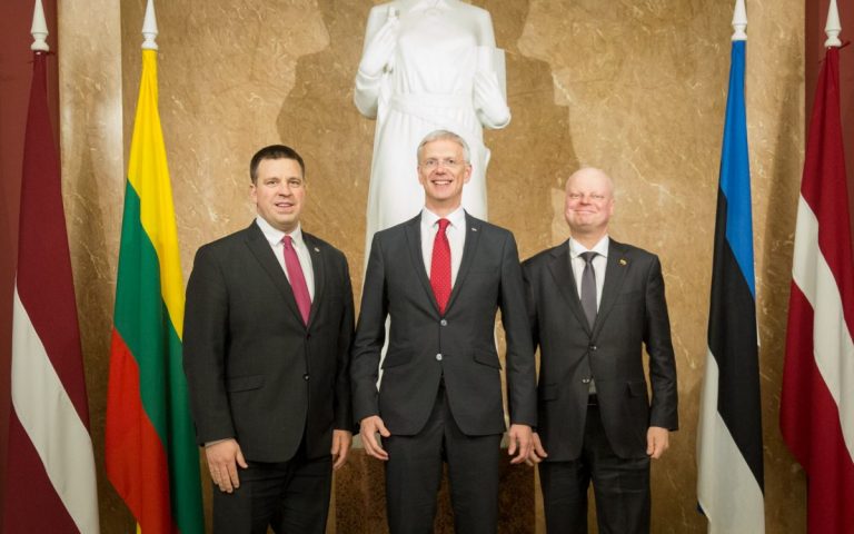 ХРОНИКИ COVID-19: страны Балтии открыли границы, первая победившая вирус страна, снесли Пурвциемский рынок