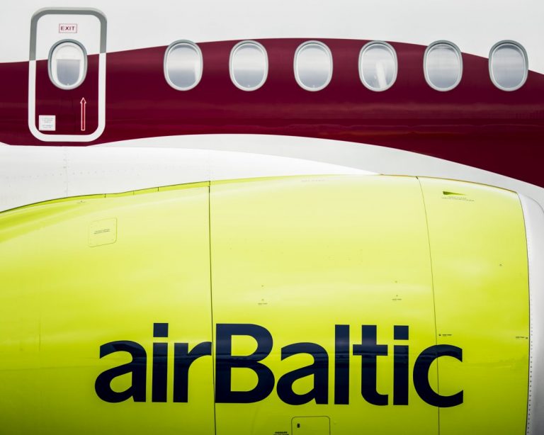 С повышенной температурой на борт не пустят: инструктаж пассажиров от airBaltic