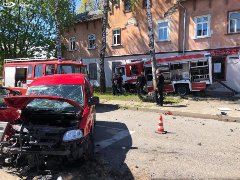 Пожарная машина попала в аварию и въехала в стену жилого дома (ВИДЕО)