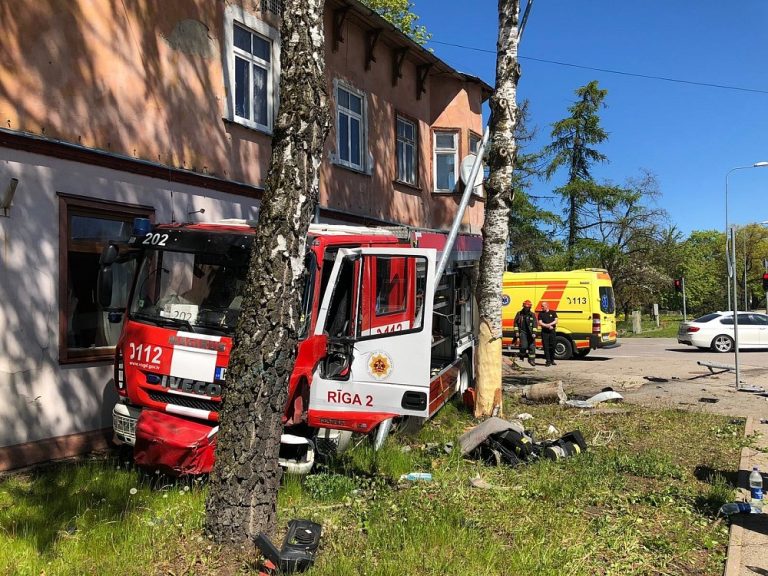 «Никто толком не притормозил»: подробности аварии с пожарной машиной в Пардаугаве