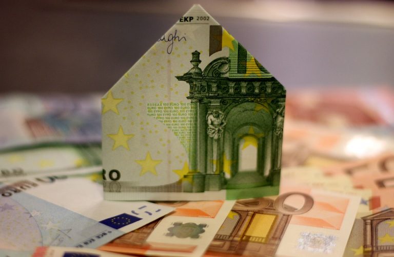 Для помощи СМИ предлагают снова разрешить рекламировать кредиты