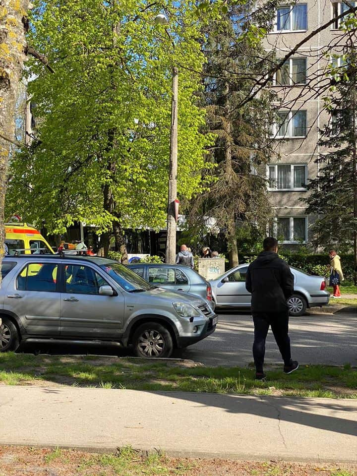 ФОТО: в Кенгарагсе троллейбус въехал в жилой дом