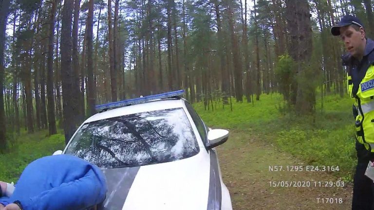 ВИДЕО: Неадекватный мужчина под Адажи пугал детей электрошокером, а потом защищался лопатой