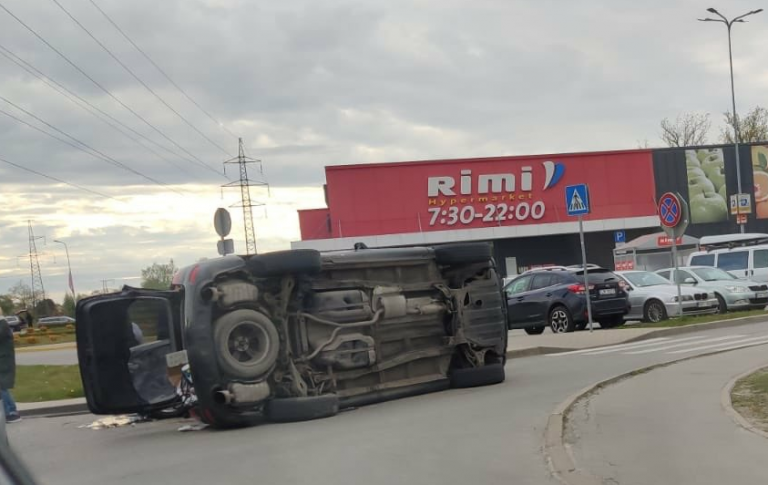 ФОТО: в Марупе в результате ДТП машина перевернулась на бок