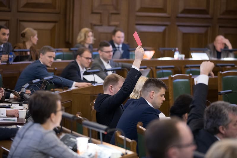Продюсер: политики делают вид, что думают о народе. Да им плевать!