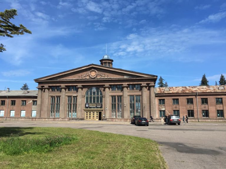 Не выходя из машины: на рижском аэродроме Spilve пройдет автоконцерт