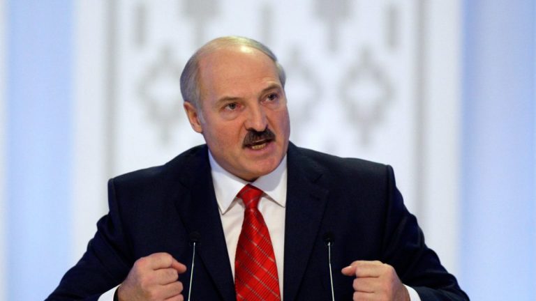 Лукашенко о коронавирусе в Беларуси: месяц еще побарахтаемся