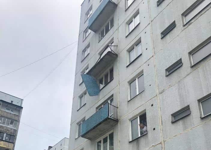 ФОТО: в Елгаве обрушились перила на балконе жилого дома