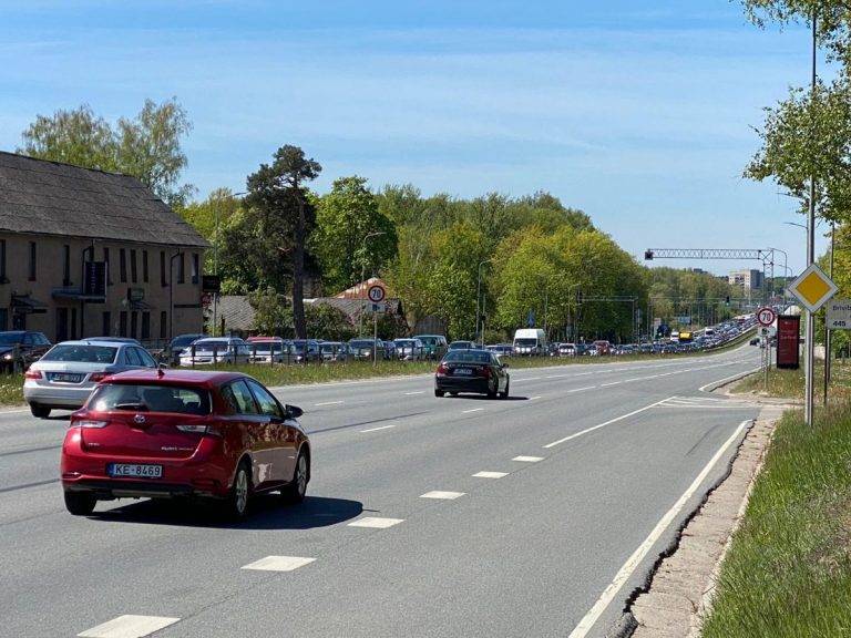 ВИДЕО: из Риги в Видземе образовались большие пробки