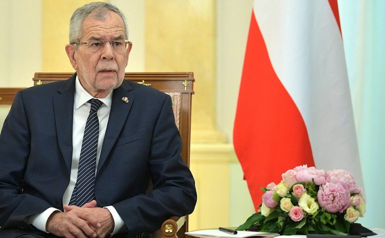 Президента Австрии поймали на нарушении самоизоляции
