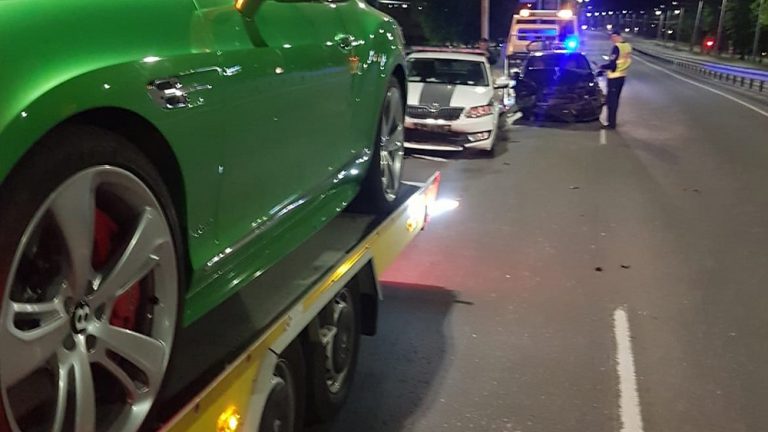 Женщина на Volvo в Риге врезалась в Bentley и полицейскую машину (ВИДЕО)