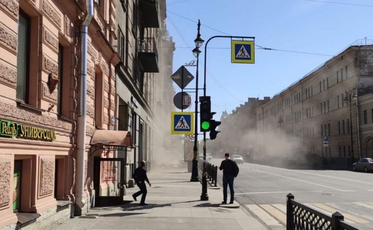 ВИДЕО: в Петербурге обрушились балконы жилого дома
