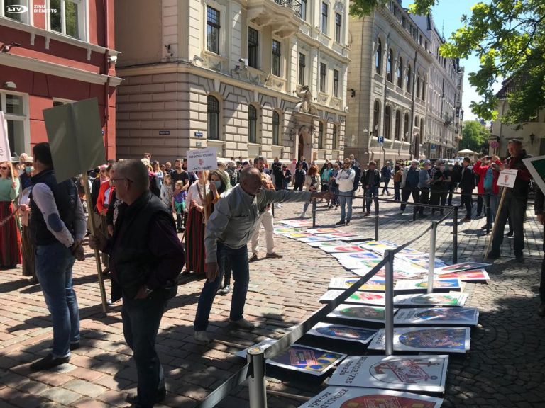 ФОТО: около 200 человек собрались у Сейма на два пикета