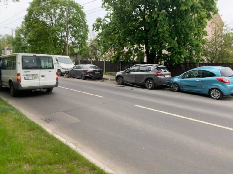 ФОТО: пьяная женщина без прав на «бусике» повредила припаркованные машины