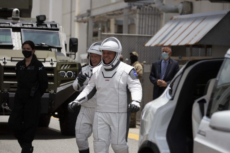 Первый запуск человека в космос компанией SpaceX Илона Маска отменен