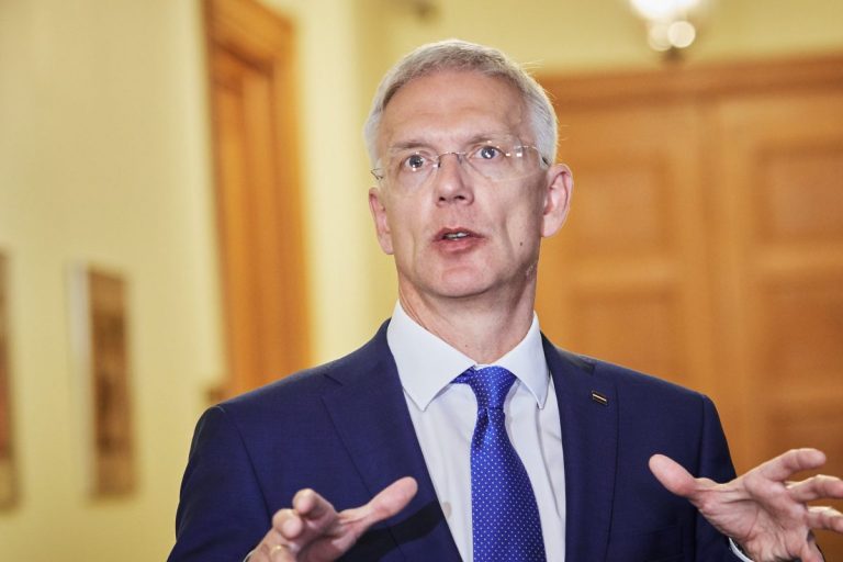 Премьер рассказал о повышении зарплат медиков на 20%