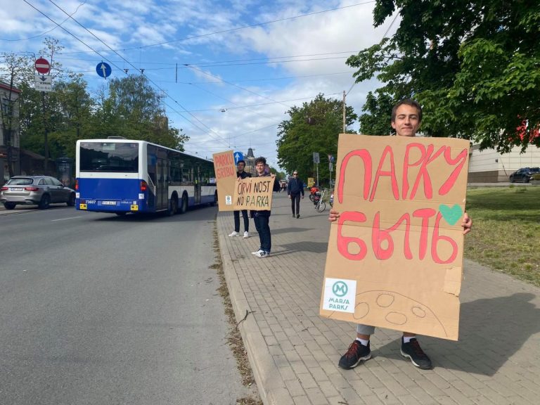 Против вырубки! На улице Бривибас с плакатами стояли более 400 человек