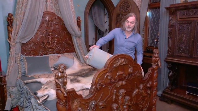 Как художнику Никасу Сафронову в его 15-ти комнатной квартире живется (29 фото)