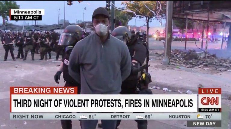 «Это нарушение закона!»: в Миннеаполисе журналиста CNN арестовали в прямом эфире (ВИДЕО)
