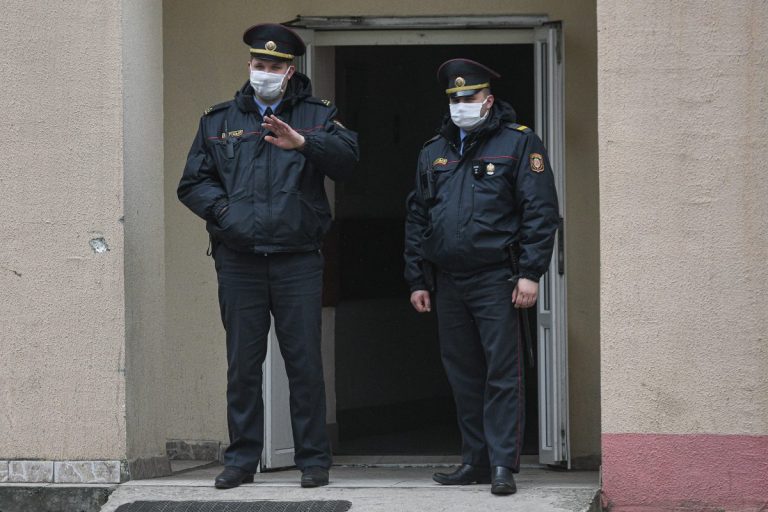 В Подмосковье мужчина выгуливал собаку и напал на полицейских с ножом