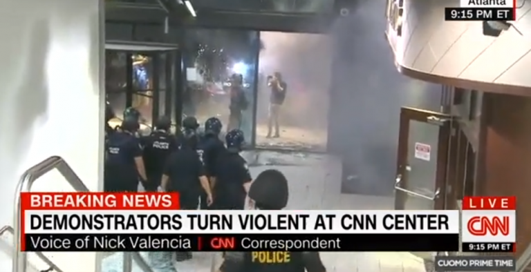 «F*** Trump»: протестующие в Атланте штурмуют здание CNN (ВИДЕО)
