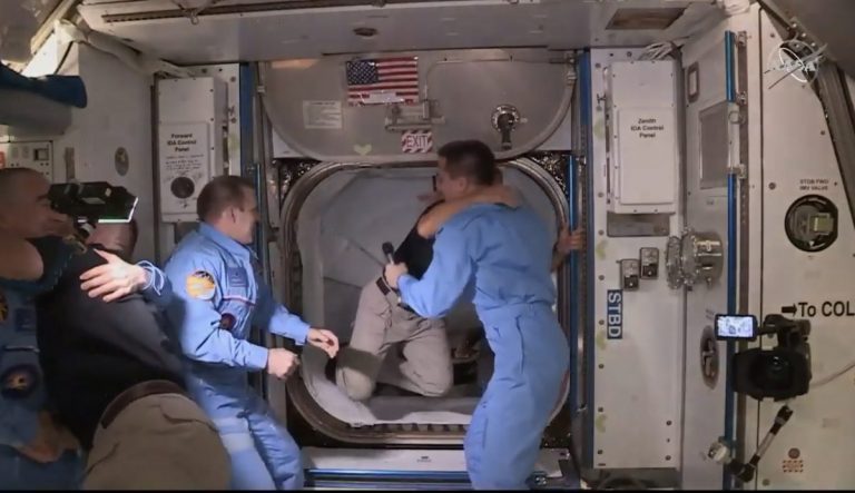 Появилось видео перехода экипажа Crew Dragon на МКС