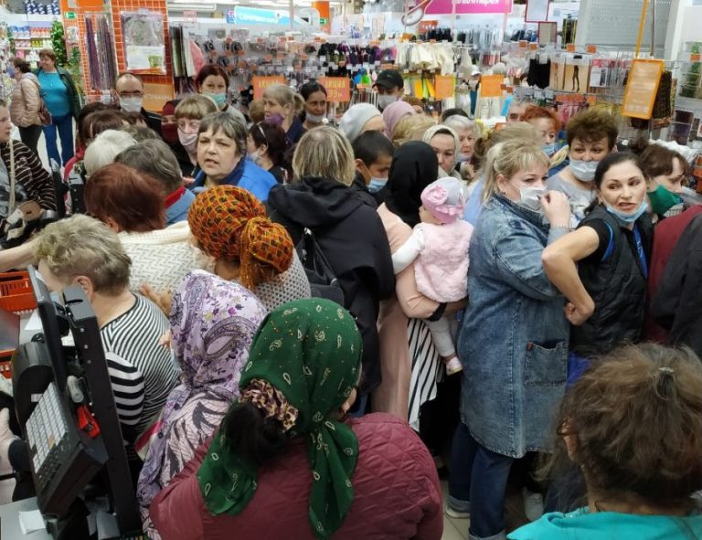 В Нижнем Тагиле началась давка и потасовка из-за распродажи кастрюль