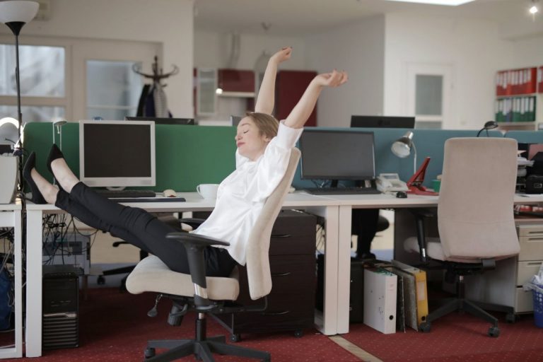 Больше половины офисных работников хотят вернуться на работу