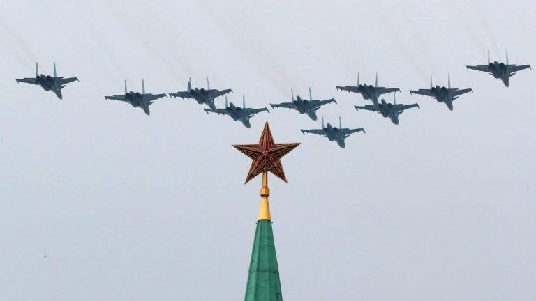 ФОТО и ВИДЕО: в Москве прошла репетиция авиапарада ко Дню Победы